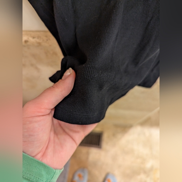 Aritzia TNA v-neck tank top - Picture 6 of 6